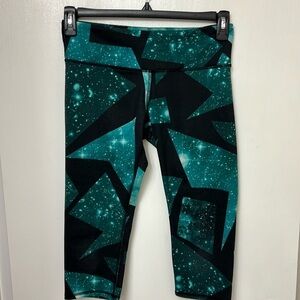 Alo crop leggings Sz S Black & Green w/white flashes, inseam 19" waist 14.5”